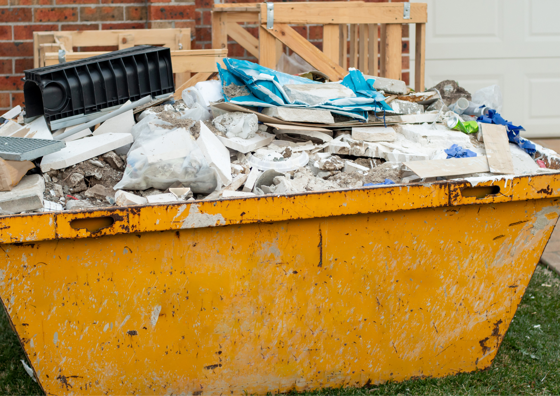 How 2 and 4 Yard Skips Make Small Project Waste Easy to Handle